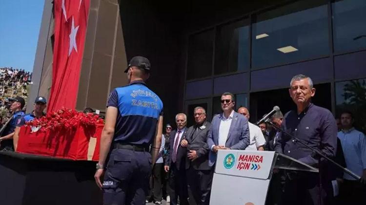 Başkan Ferdi Zeyreke acı veda CHP lideri Özel gözyaşlarını tutamadı