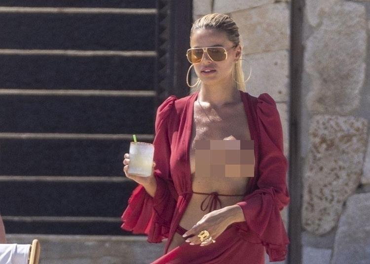 Ünlü model Brooks Naderdan cesur pozlar Üstüz dolaştı