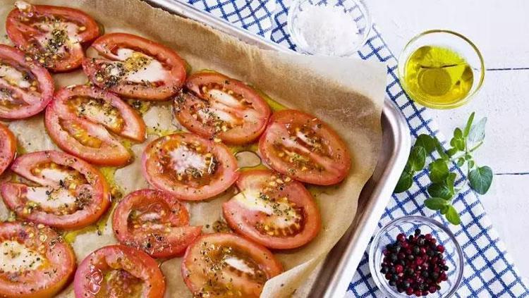 CİLT SAĞLIĞINI DESTEKLER VE YAŞLANMAYI GECİKTİRİR