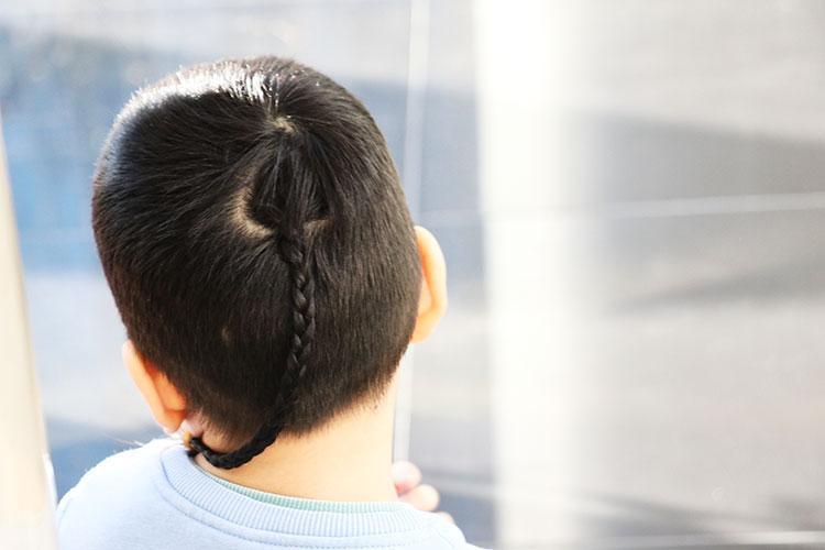 Saçları genç yaşta döküyor Kelleşmeye neden oluyor: Her şampuan aynı diye kullanıp geçmeyin