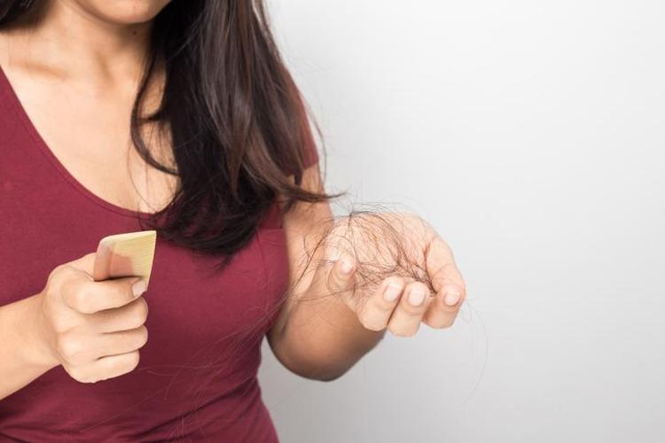 Saçları genç yaşta döküyor Kelleşmeye neden oluyor: Her şampuan aynı diye kullanıp geçmeyin