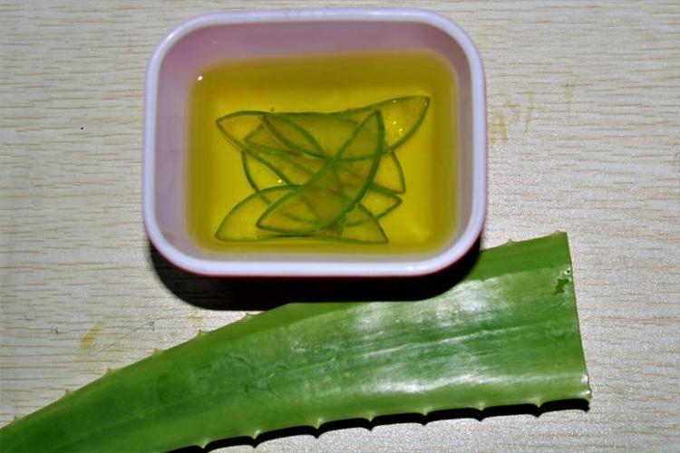 ALOE VERA VE ZEYTİNYAĞI KARIŞIMI