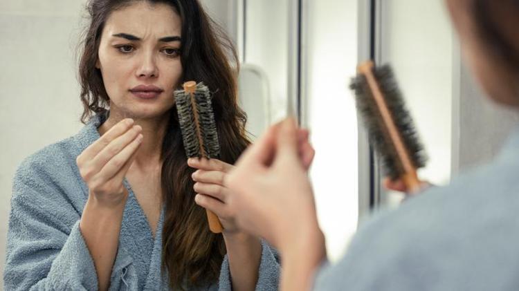 Saçların avuç avuç dökülmesini engelliyor Sirkeyle karıştırıp sürünce saç köklerine vitamin yükleyip anında ışıl ışıl parlatıyor
