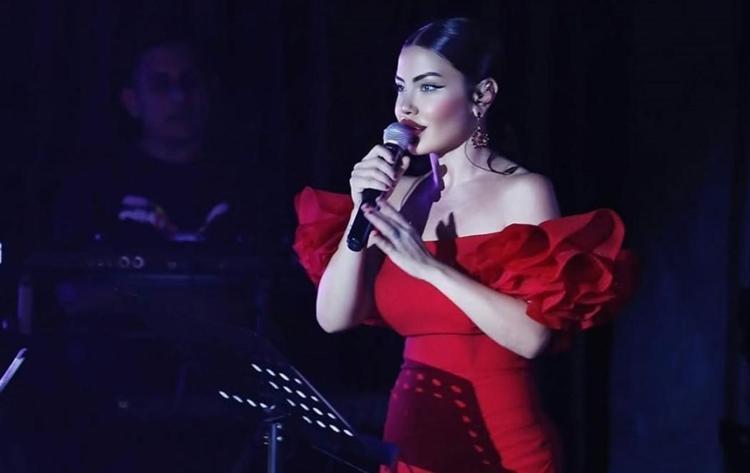 Şarkıcı Lara, İrandan savaşın ortasında kaldı Üzerimizden füzeler geçiyor