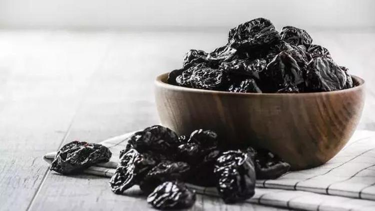 ERİK KURUSU: KALSİYUM VE D VİTAMİNİNİN MÜKEMMEL KAYNAĞI