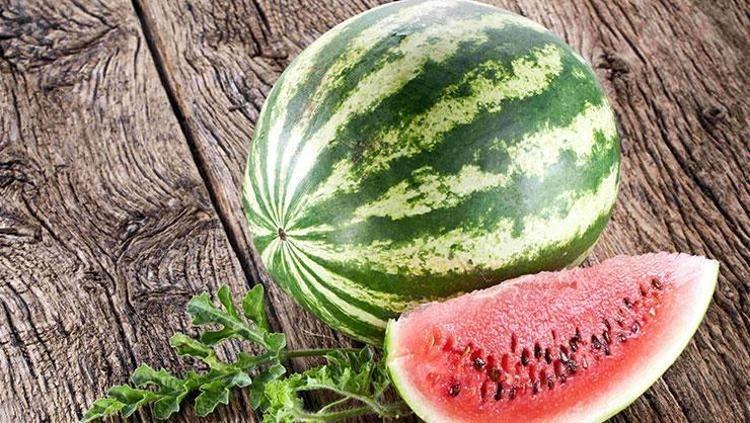 Karpuzu yıllarca yanlış tüketiyormuşuz Böyle tüketince kan şekerini terazi gibi dengede tutuyor: İdrar yollarını temizleyip vücutta biriken toksinleri atıyor