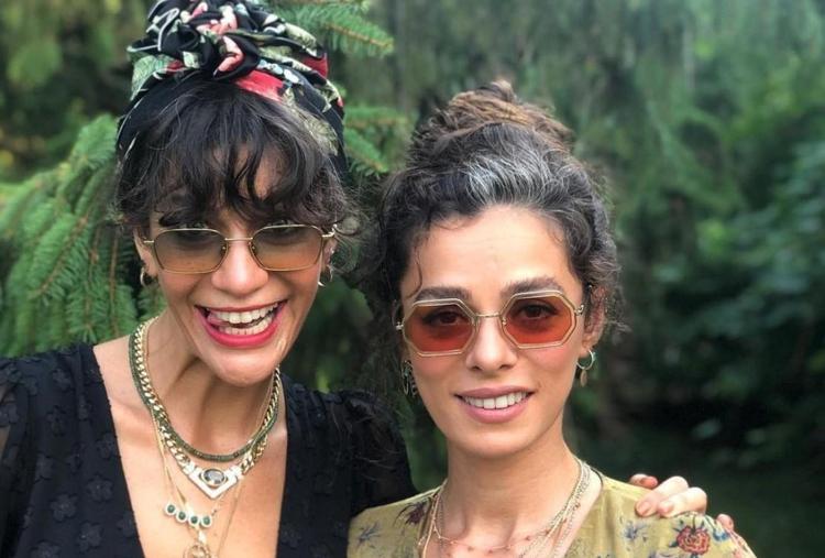 Berrak Tüzünataç ve Özge Özpirinçci plaj keyfinde