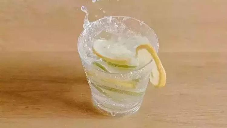 Maden suyunun içine 1 dilim koyun Böbrekleri makine gibi çalıştırıyor: Kalsiyum, magnezyum ve potasyum deposu