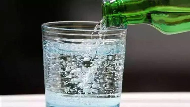 Maden suyunun içine 1 dilim koyun Böbrekleri makine gibi çalıştırıyor: Kalsiyum, magnezyum ve potasyum deposu