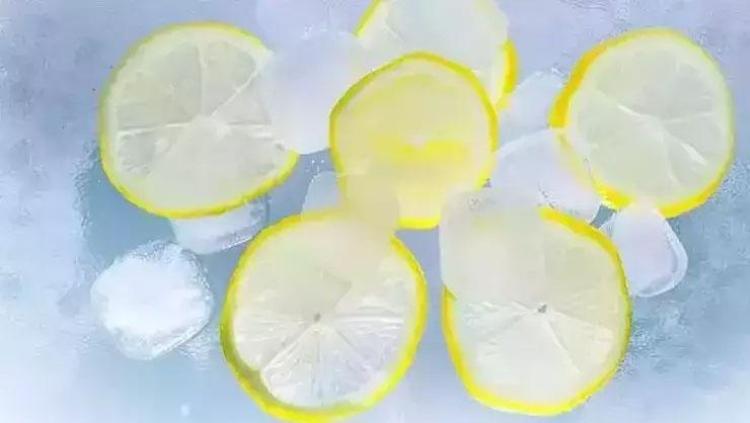 Maden suyunun içine 1 dilim koyun Böbrekleri makine gibi çalıştırıyor: Kalsiyum, magnezyum ve potasyum deposu