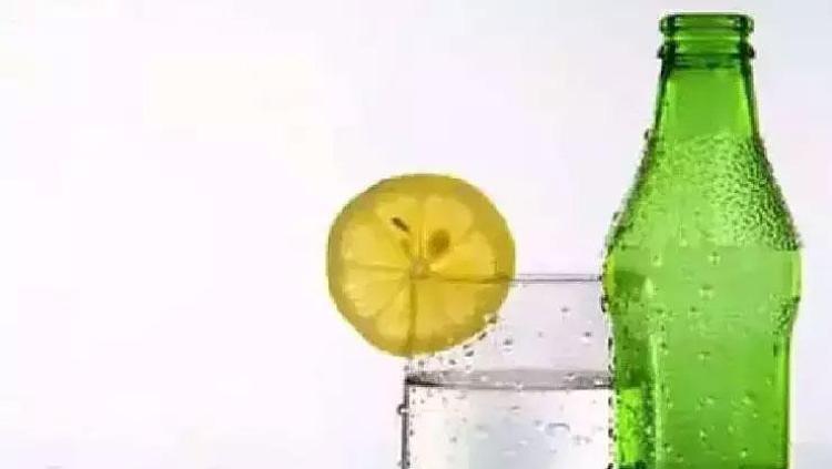 Maden suyunun içine 1 dilim koyun Böbrekleri makine gibi çalıştırıyor: Kalsiyum, magnezyum ve potasyum deposu