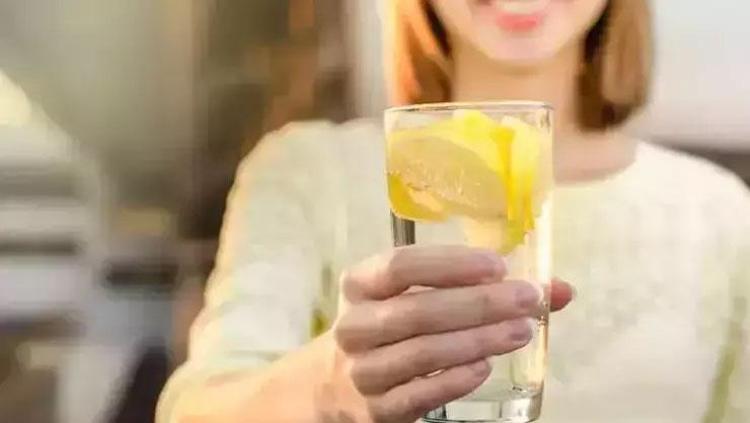 Maden suyunun içine 1 dilim koyun Böbrekleri makine gibi çalıştırıyor: Kalsiyum, magnezyum ve potasyum deposu