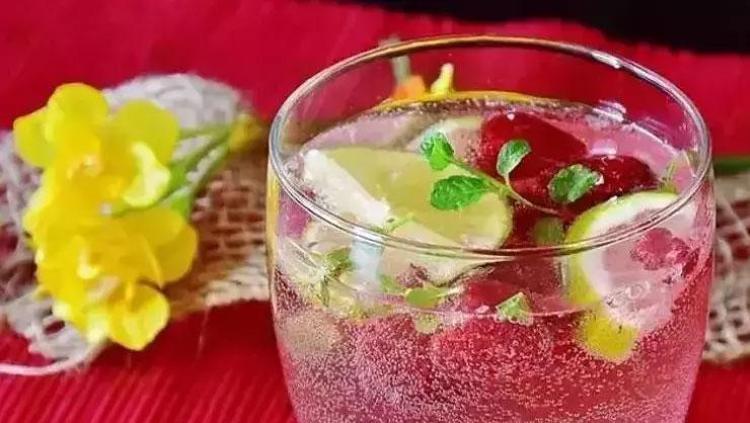 Maden suyunun içine 1 dilim koyun Böbrekleri makine gibi çalıştırıyor: Kalsiyum, magnezyum ve potasyum deposu