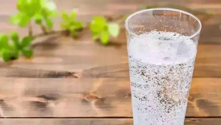 Maden suyunun içine 1 dilim koyun Böbrekleri makine gibi çalıştırıyor: Kalsiyum, magnezyum ve potasyum deposu