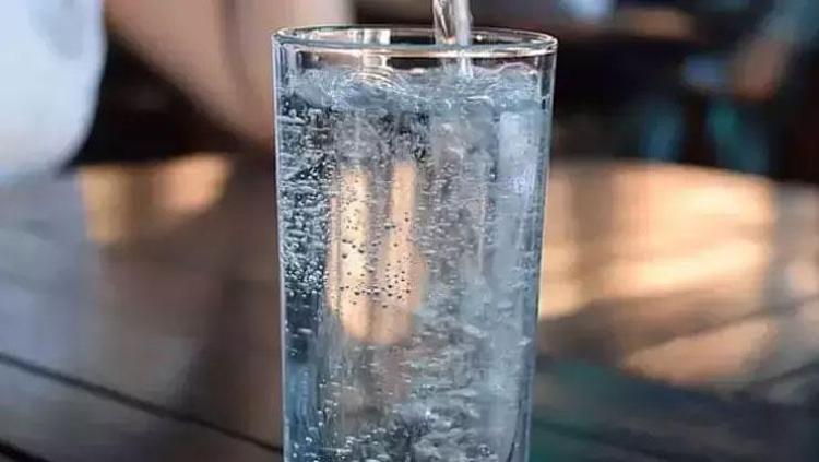 Maden suyunun içine 1 dilim koyun Böbrekleri makine gibi çalıştırıyor: Kalsiyum, magnezyum ve potasyum deposu