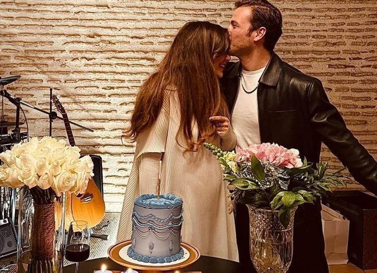 Gün sayıyorlar Tolga Sarıtaşın eşinden karnı burnunda poz