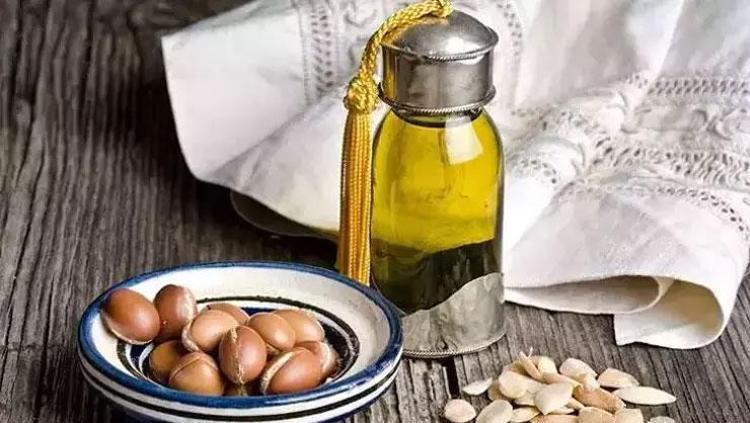 SAÇIN DOĞAL PARLAKLIĞINI ARTIRIR