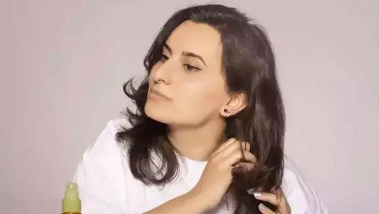 SAÇ UÇLARINDAKİ KIRIĞI AZALTIR