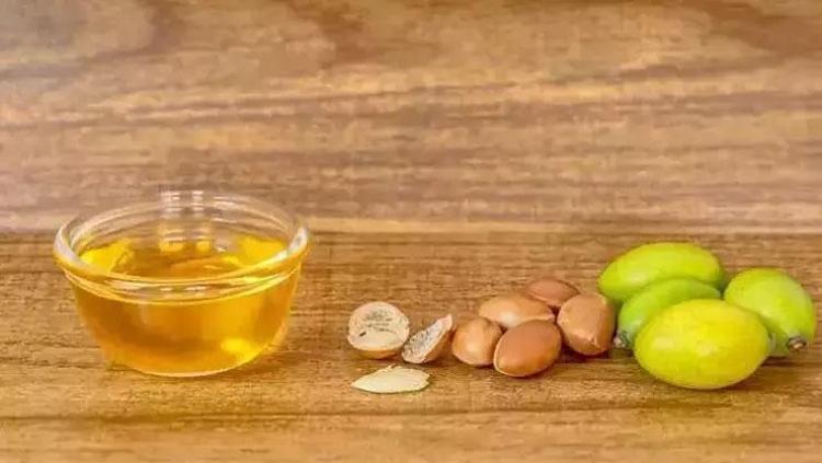 SAÇIN YAĞ DENGESİNİ KORUR