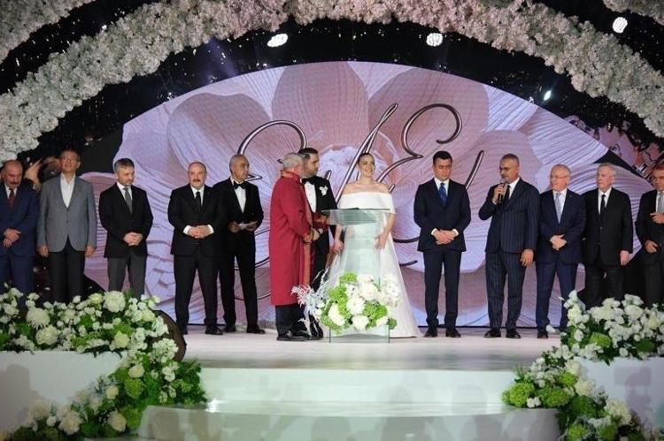 Sinan Engin kızı Elif Engin ile Ahmet Ahlatcının oğlu Ahmet Emin Ahlatcı dünyaevine girdi