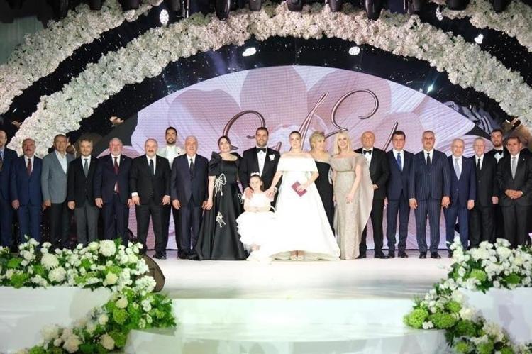 Sinan Engin kızı Elif Engin ile Ahmet Ahlatcının oğlu Ahmet Emin Ahlatcı dünyaevine girdi