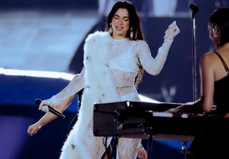 Dua Lipa transparan elbisesiyle geceye damgasını vurdu