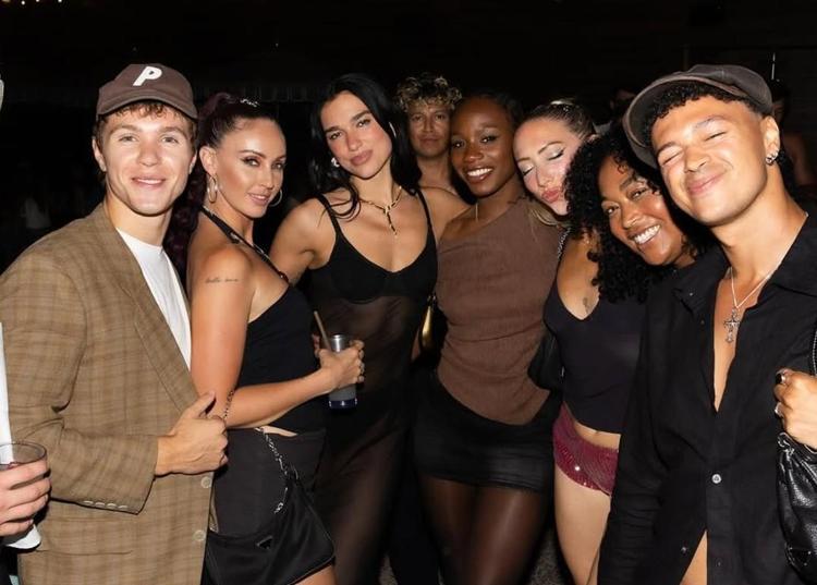 Dua Lipa transparan elbisesiyle geceye damgasını vurdu