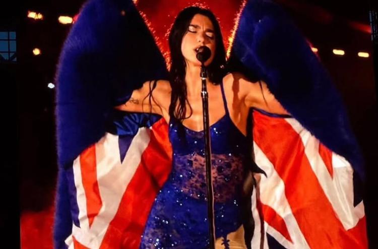 Dua Lipa transparan elbisesiyle geceye damgasını vurdu