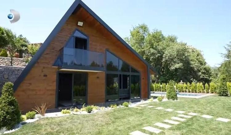Ünlü türkücü doğayla iç içe olan bağ evinin kapılarını açtı
