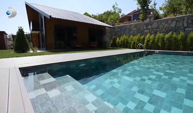 Havuzlu bahçe adeta bir huzur köşesi