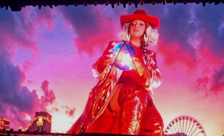 Beyonce ‘uçan arabanın’ arızalanmasının ardından facianın eşiğinden döndü