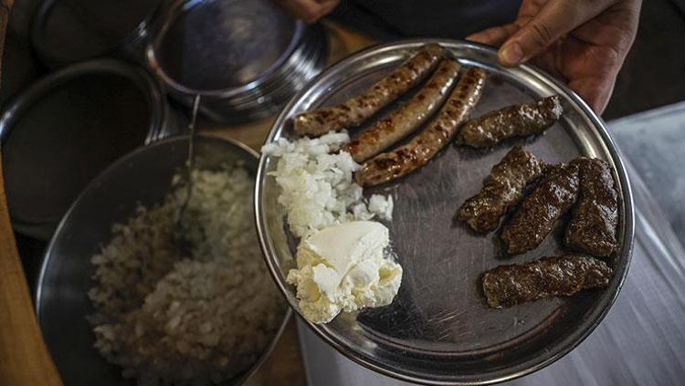 Bursalıların favori lezzeti Tuz, karbonat ve soğanla hazırlanıyor: Türkiyenin dört bir yanına yayılıyor