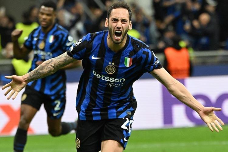 Galatasarayda transfer hedefi Hakan Çalhanoğlu Milli yıldız tepkiler sonrası gemileri yaktı