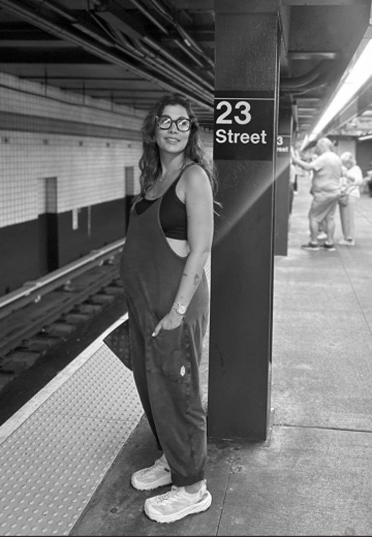 Tolga Sarıtaşın modacı eşi Zeynep Mayrukdan New Yorkta karnı burnunda yeni poz