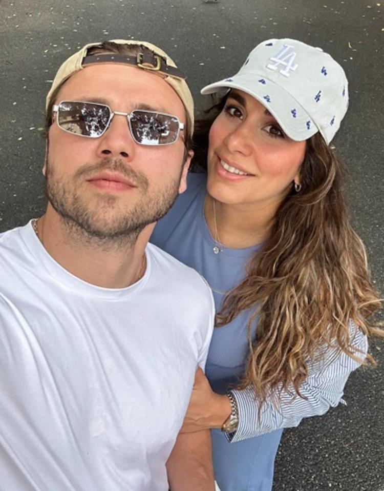 Tolga Sarıtaşın modacı eşi Zeynep Mayrukdan New Yorkta karnı burnunda yeni poz