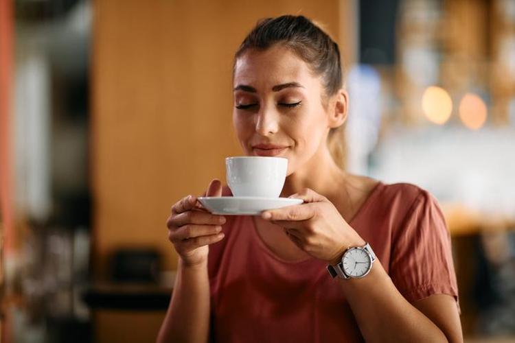 Kahvenizi bu saatte içiyorsanız dikkat Ömrü 6 saat, ağzınıza bile sürmeyin, kortizol seviyelerini artırıyor