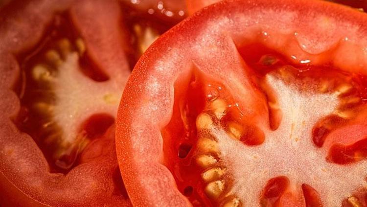 DOMATES VE ZEYTİNYAĞI MASKESİ: CİLT TONUNU EŞİTLİYOR