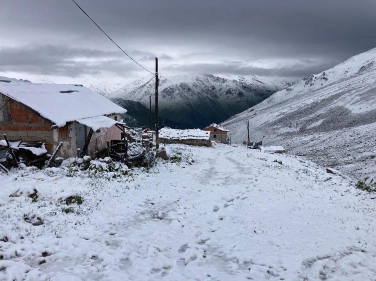 Kar yağışları 5 şehirde yaşayanlara sürpriz yaşattı Rize, Trabzon, Bayburt, Gümüşhane ve Erzurum beyaza büründü