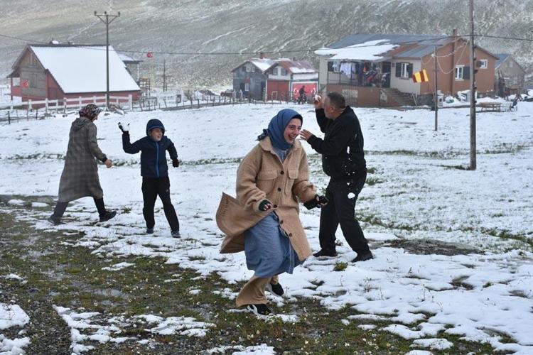 Kar yağışları 5 şehirde yaşayanlara sürpriz yaşattı Rize, Trabzon, Bayburt, Gümüşhane ve Erzurum beyaza büründü