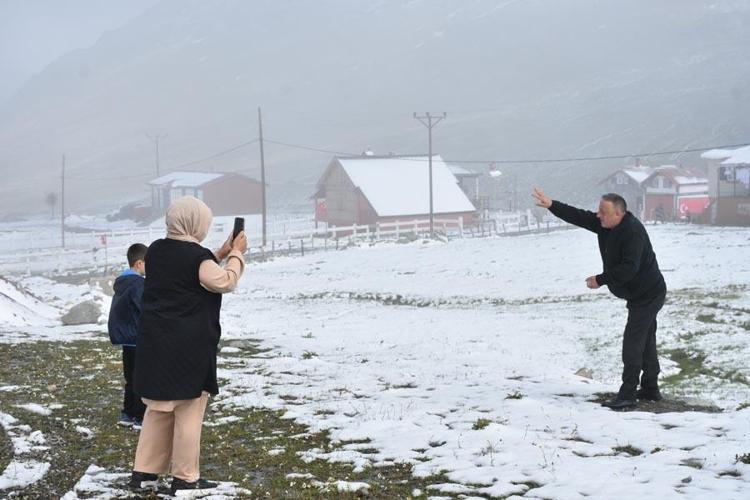 Kar yağışları 5 şehirde yaşayanlara sürpriz yaşattı Rize, Trabzon, Bayburt, Gümüşhane ve Erzurum beyaza büründü