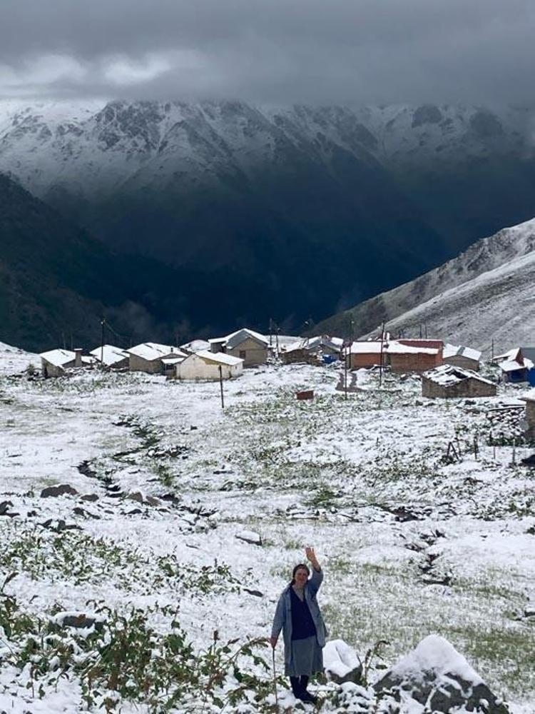 Kar yağışları 5 şehirde yaşayanlara sürpriz yaşattı Rize, Trabzon, Bayburt, Gümüşhane ve Erzurum beyaza büründü