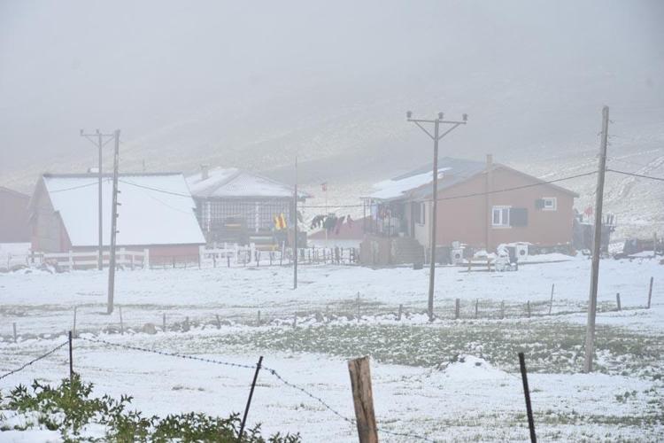 Kar yağışları 5 şehirde yaşayanlara sürpriz yaşattı Rize, Trabzon, Bayburt, Gümüşhane ve Erzurum beyaza büründü