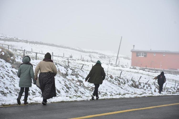 Kar yağışları 5 şehirde yaşayanlara sürpriz yaşattı Rize, Trabzon, Bayburt, Gümüşhane ve Erzurum beyaza büründü
