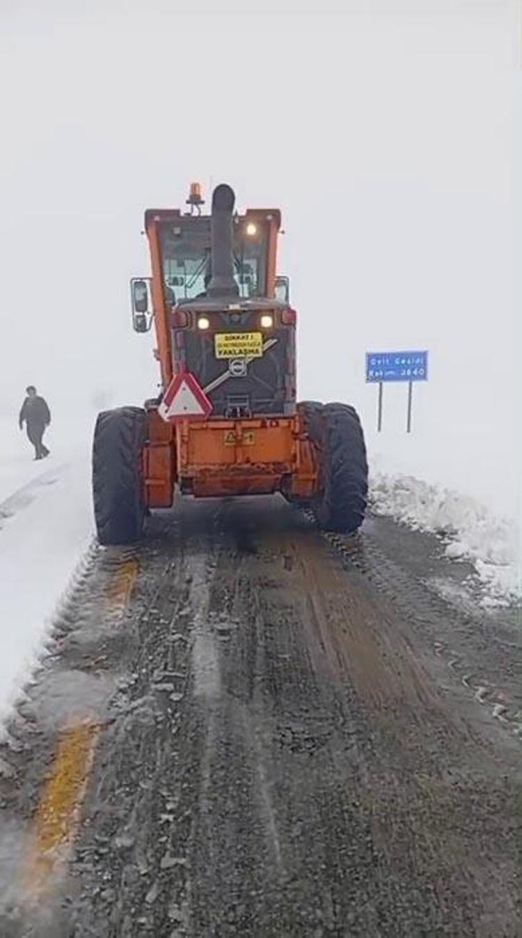 Kar yağışları 5 şehirde yaşayanlara sürpriz yaşattı Rize, Trabzon, Bayburt, Gümüşhane ve Erzurum beyaza büründü