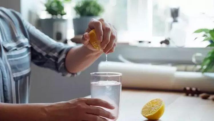 Limonlu suya bir kaşık ekleyin Her sabah kahvaltı öncesi tüketin: Vücuttaki yağları cayır cayır yakıyor, metabolizma hızını yüzde 100 artırıyor