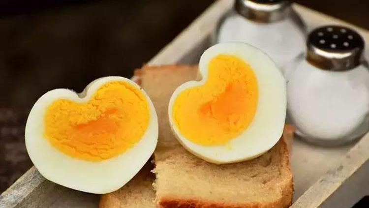 Yumurta kaynatırken artık patlamayacak Fokur fokur kaynasa bile hiçbir şey olmuyor: Bir çay kaşığı eklemek yetiyor