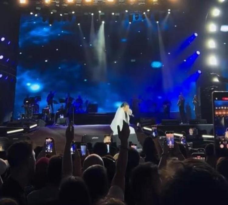 Bayhanın talihsiz kazası Sahnede şarkı söylerken yere düştü
