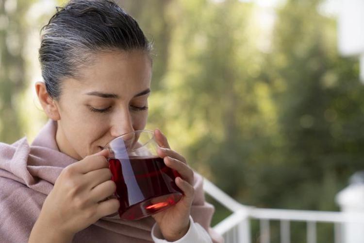 Çayı böyle tüketince etkisi 10 kat birden artıyor İçine 1 parça ekleyin: Meğer birlikte içince şifa saçıyormuş...
