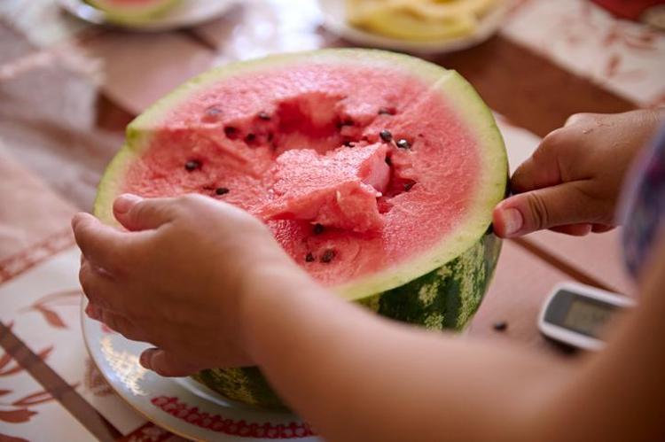 Salatasını yapıp kaşık kaşık yiyin Kan basıncını anında düşürüp damarları açıyor, vücuttaki iltihabı kurutuyor Potasyum ve magnezyum zengini