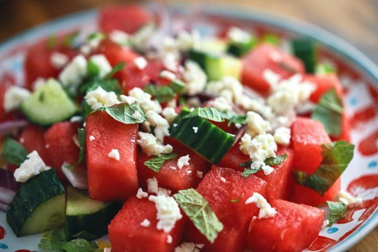 SERİNLETİCİ KARPUZ SALATASI TARİFİ